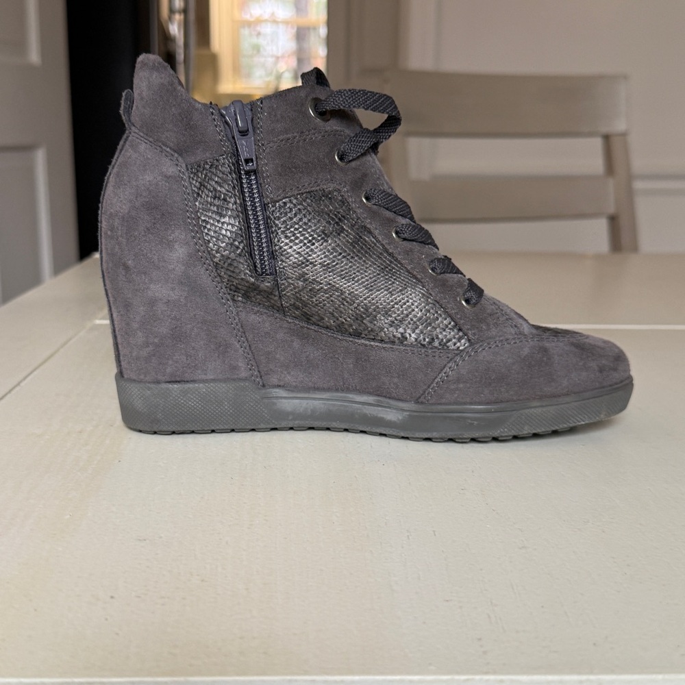 Geox Carum Women's Gray Leather Wedge Sneaker / Bootie
Geox Size 36 - Picture 3 of 12